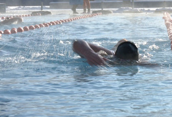 ZIMNE PŁYWANIE NA FALI