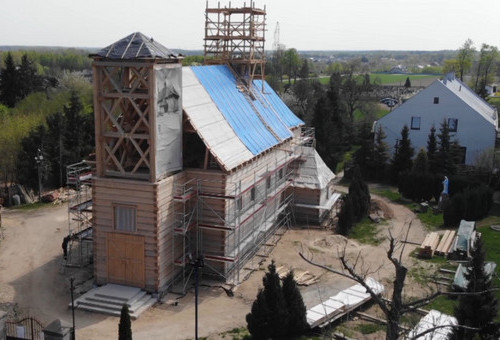 Odbudowywany po pożarze  kościół pw. św. Doroty w Mileszkach