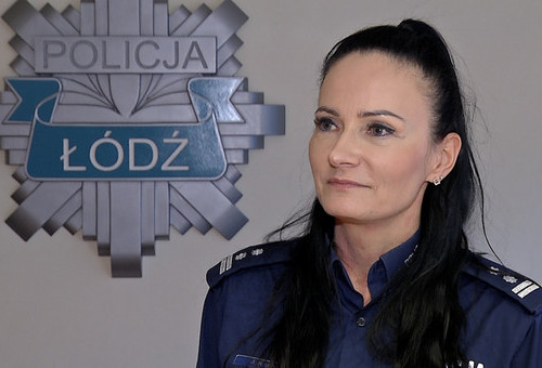 Przekazuje służbę