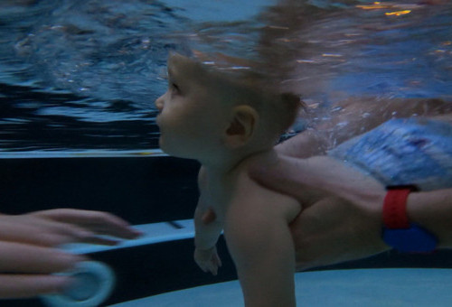 Dziecko czy mała syrenka? O nauce pływania dla niemowląt