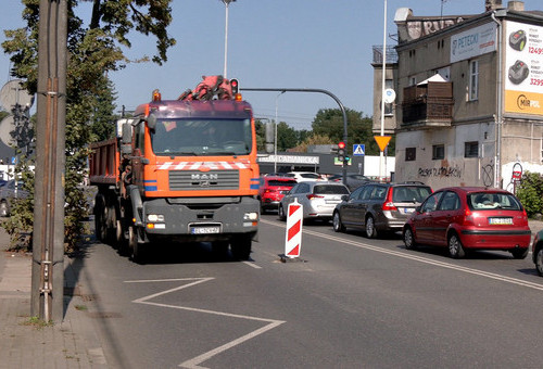 Łatają dziury pachołkami