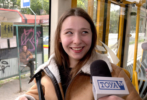 Co to znaczy 'wpaść jak śliwka w kompot'?