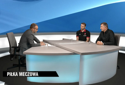 Marcel Ponitka, nowy koszykarz ŁKS Coolpack, sponsor drużyny Maciej Olszyński oraz Piotr Szor, dyrektor operacyjny MAKiS, są