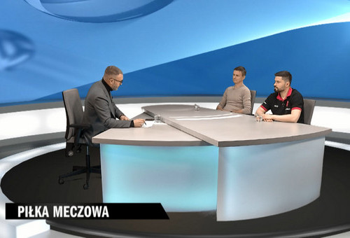 Trener Robert Skibniewski i Norbert Kulon, kapitan koszykarzy ŁKS Coolpack oraz Iwona Safjanowska, dyrektor MOSiR, są gośćmi